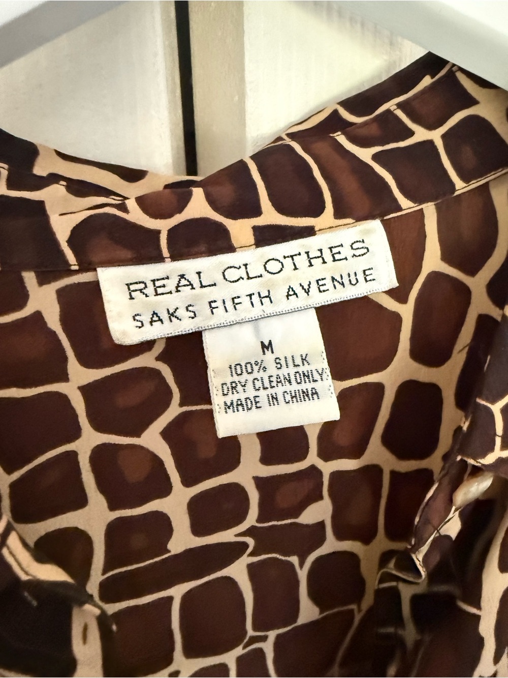 Vintage Saks Fifth Avenue Giraffe Print 100% Silk Blouse Long Sleeve Size Medium - Picture 4 of 7